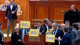 Diana Șoșoacă și George Simion, la un pas de bătaie în Parlament. În scandal au intrat și ceilalți aleși: „Nu ți-e rușine, violentule?!”